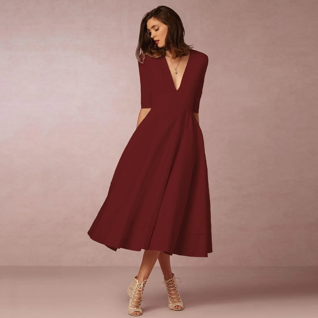 Robe midi féminine, cintrée, idéale pour un look décontracté ou une soirée élégante.