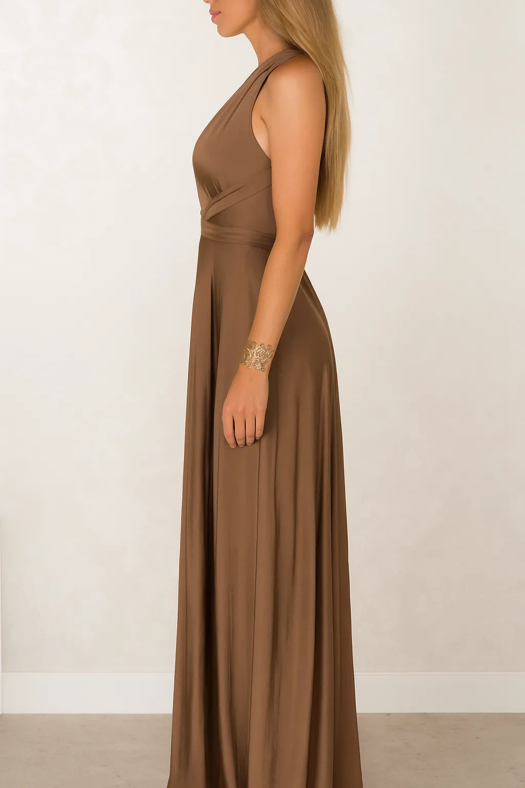 Détail du tissu fluide de la robe midi femme chic, texture de qualité, parfaite pour une tenue élégante de soirée.