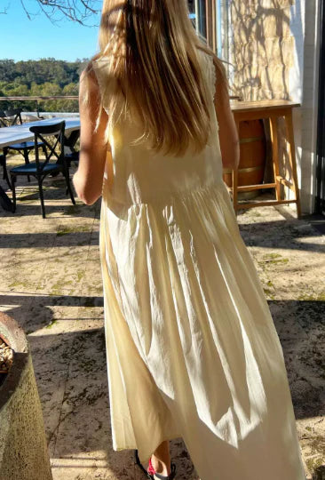 Robe midi femme à bretelles fines, coupe fluide, style décontracté et élégant pour l'été, la plage et les journées chaudes.