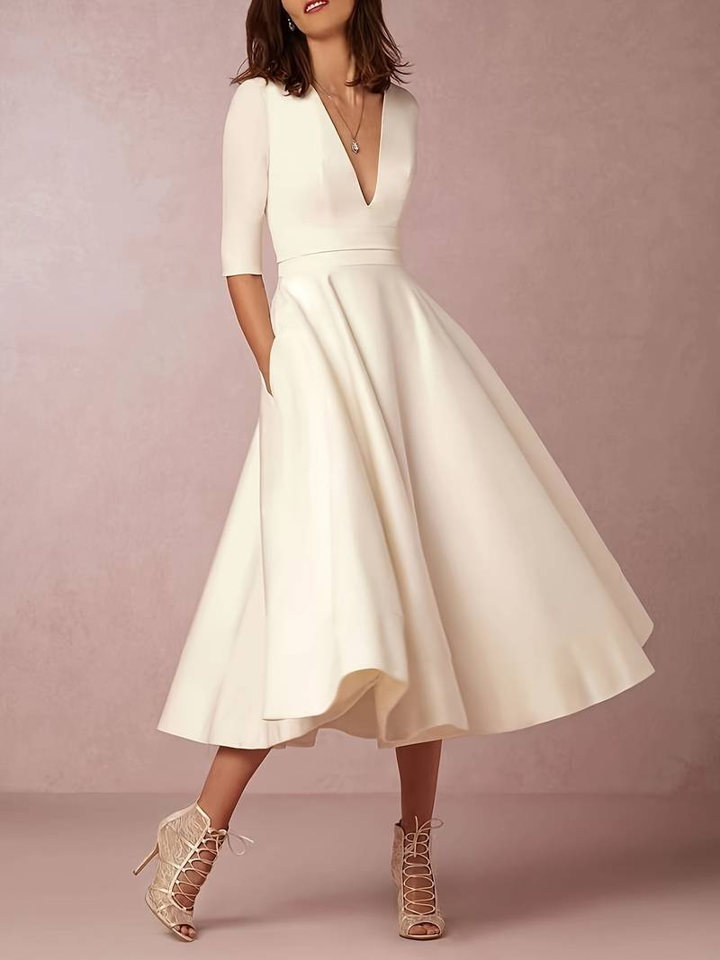 Robe midi élégante col V, coupe fluide et confortable.  Parfait pour toutes occasions.