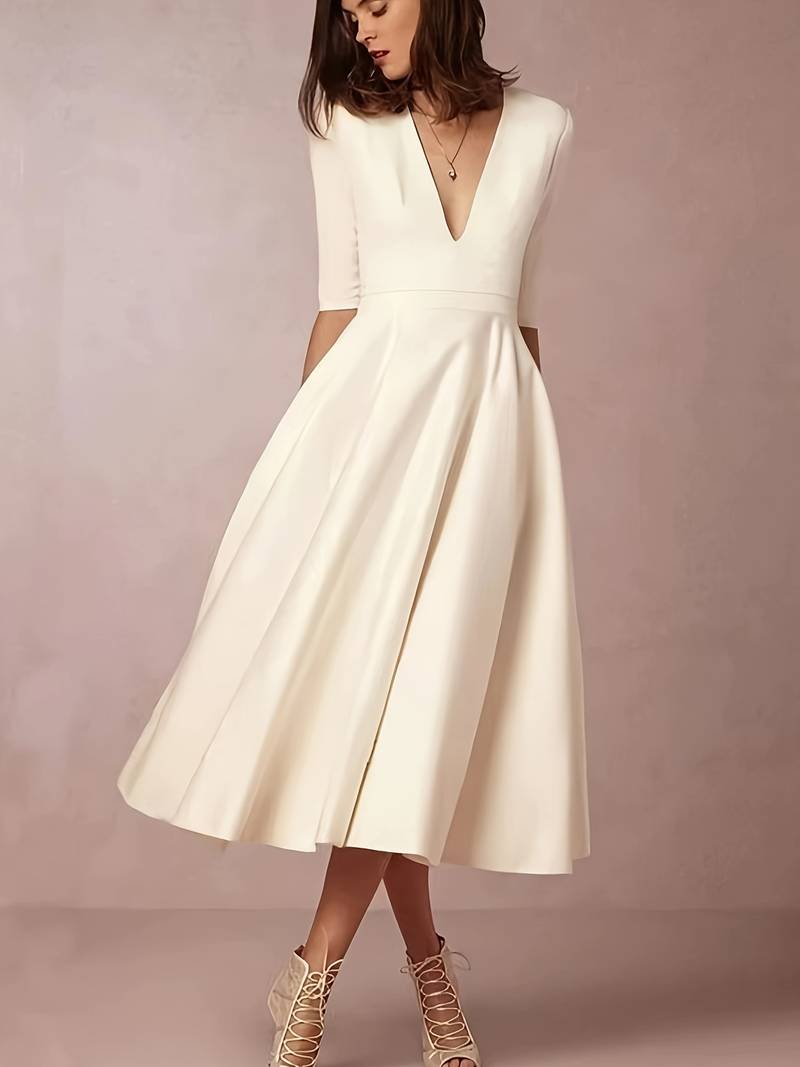 Robe midi élégante col V, coupe fluide et confortable.  Parfait pour toutes occasions.
