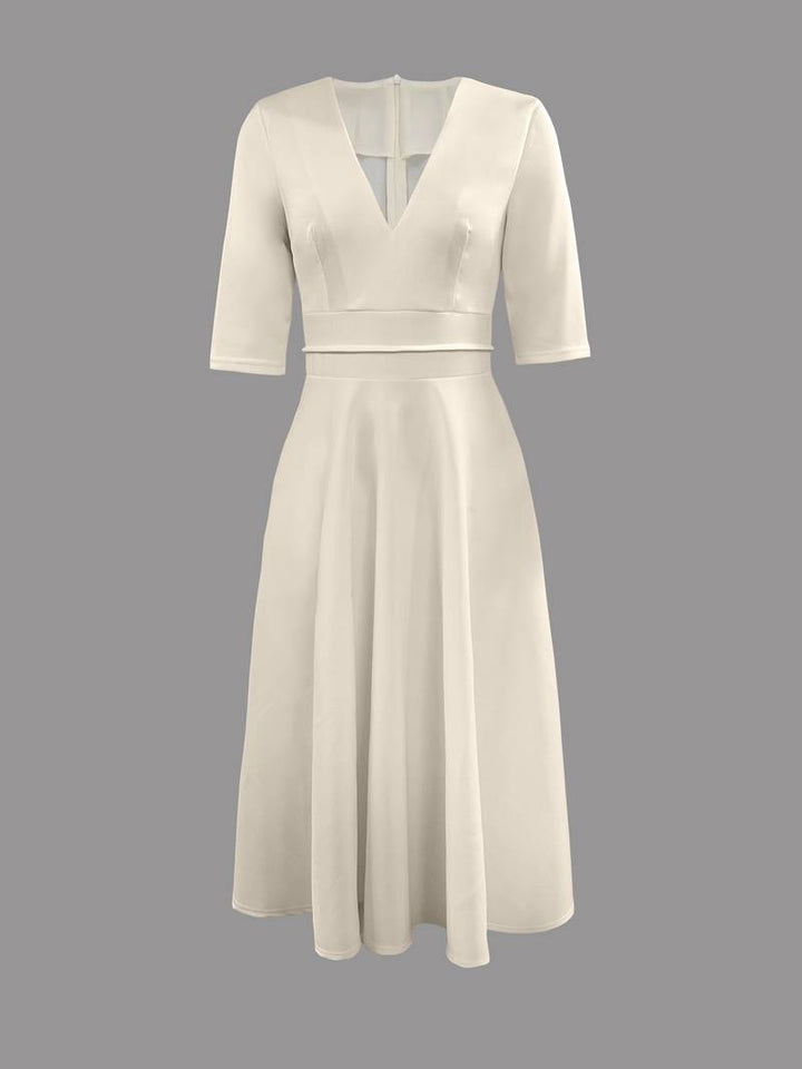 Robe midi élégante col V, coupe fluide et confortable.  Parfait pour toutes occasions.