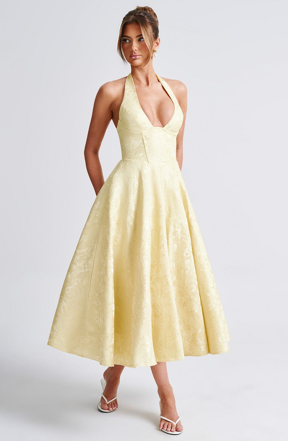 "Robe midi élégante, dos-nu, couleur ivoire, coupe évasée, tissu jacquard floral, idéale pour occasions spéciales."