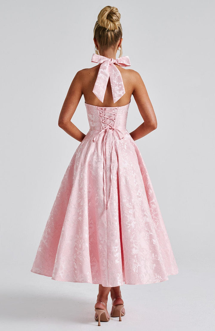 "Robe midi élégante, dos-nu, couleur ivoire, coupe évasée, tissu jacquard floral, idéale pour occasions spéciales."