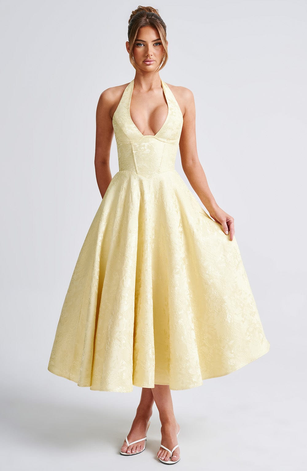 "Robe midi élégante, dos-nu, couleur ivoire, coupe évasée, tissu jacquard floral, idéale pour occasions spéciales."