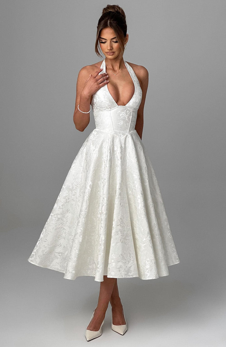 "Robe midi élégante, dos-nu, couleur ivoire, coupe évasée, tissu jacquard floral, idéale pour occasions spéciales."