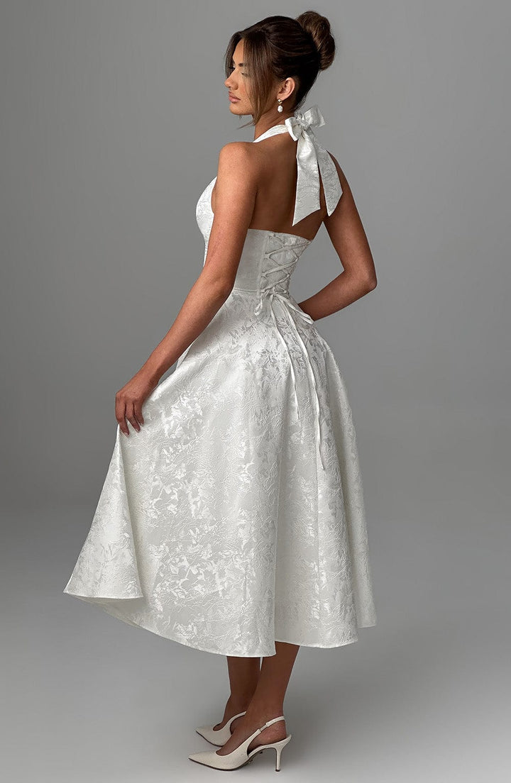 "Robe midi élégante, dos-nu, couleur ivoire, coupe évasée, tissu jacquard floral, idéale pour occasions spéciales."