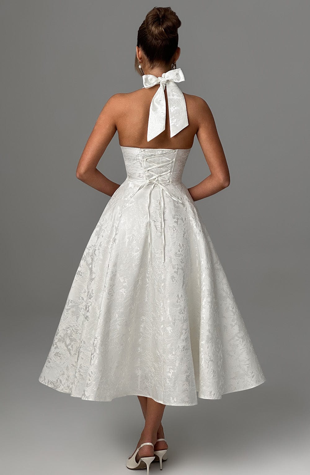 "Robe midi élégante, dos-nu, couleur ivoire, coupe évasée, tissu jacquard floral, idéale pour occasions spéciales."