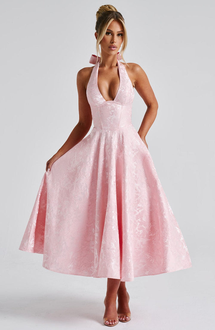"Robe midi élégante, dos-nu, couleur ivoire, coupe évasée, tissu jacquard floral, idéale pour occasions spéciales."