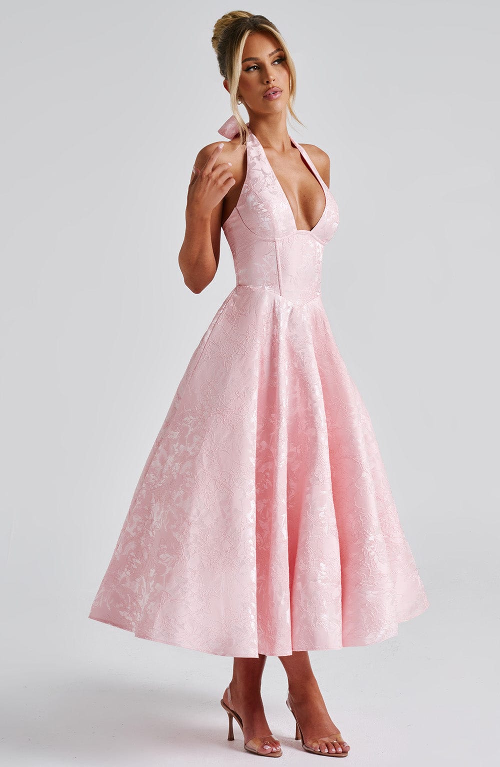 "Robe midi élégante, dos-nu, couleur ivoire, coupe évasée, tissu jacquard floral, idéale pour occasions spéciales."