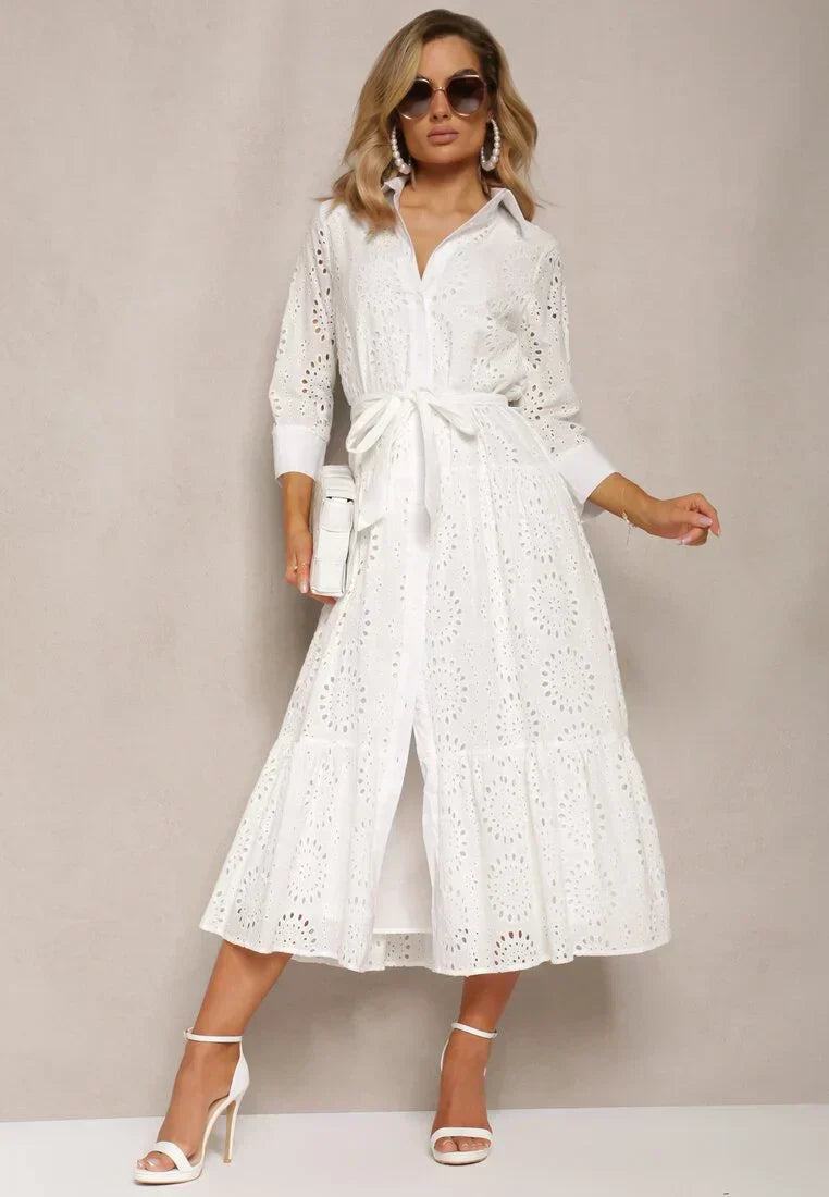 "Robe midi élégante en broderie anglaise blanche, taille ceinturée, coupe décontractée, idéale pour printemps et été."