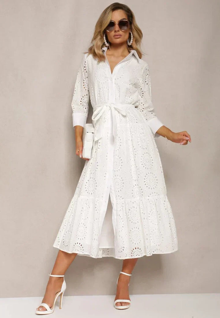 "Robe midi élégante en broderie anglaise blanche, taille ceinturée, coupe décontractée, idéale pour printemps et été."