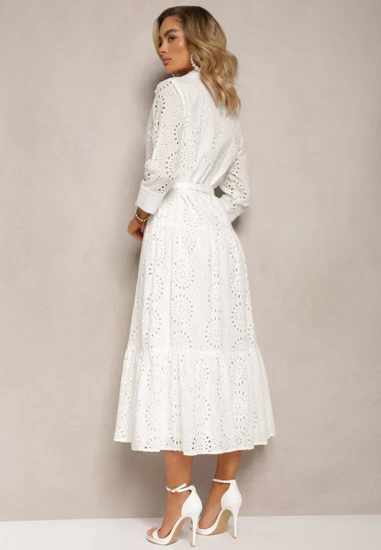 "Robe midi élégante en broderie anglaise blanche, taille ceinturée, coupe décontractée, idéale pour printemps et été."