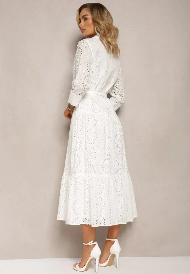 "Robe midi élégante en broderie anglaise blanche, taille ceinturée, coupe décontractée, idéale pour printemps et été."