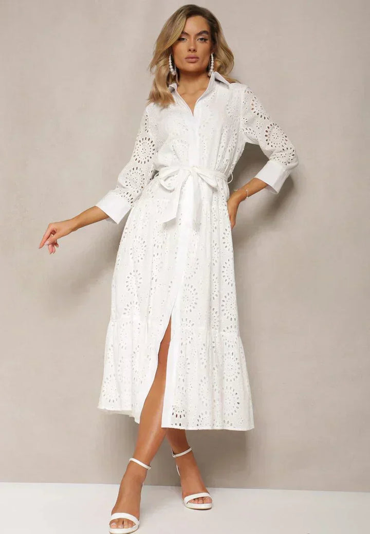 "Robe midi élégante en broderie anglaise blanche, taille ceinturée, coupe décontractée, idéale pour printemps et été."