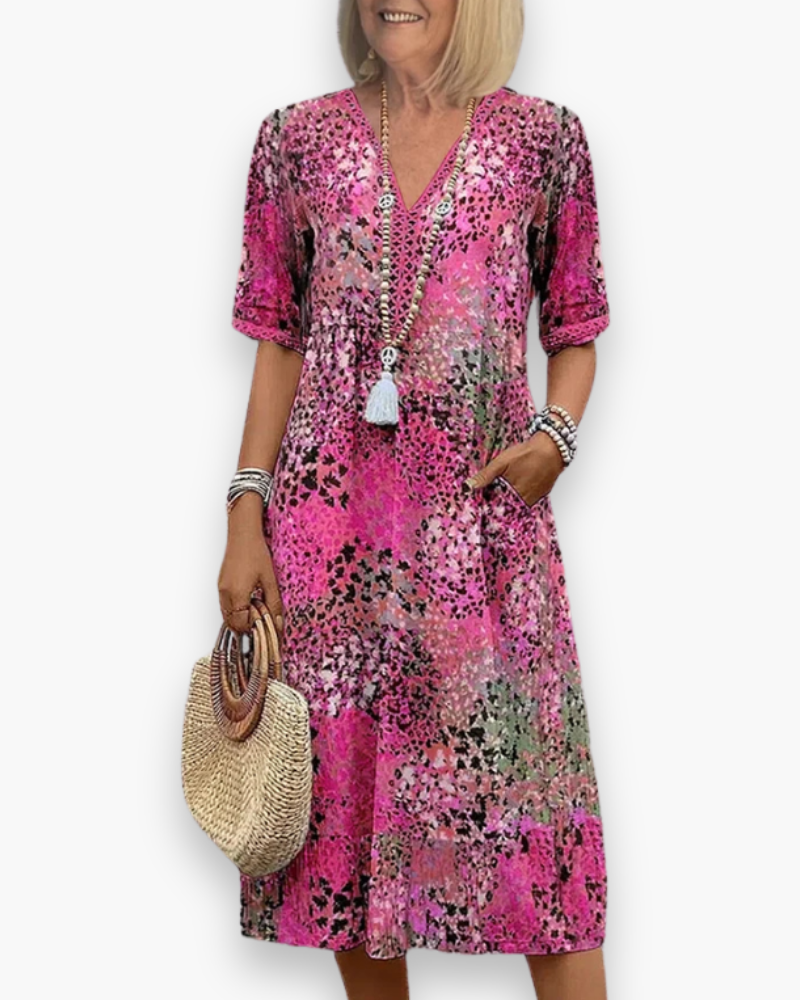 "Robe midi élégante pour femme avec imprimé raffiné, coupe flatteuse et poches pratiques, idéale pour toute occasion."