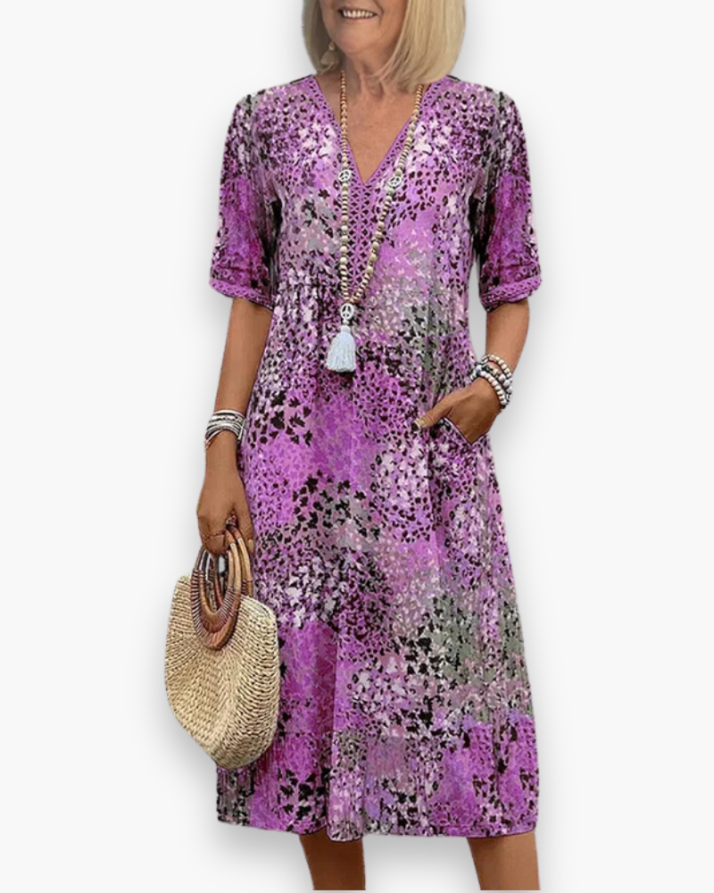 "Robe midi élégante pour femme avec imprimé raffiné, coupe flatteuse et poches pratiques, idéale pour toute occasion."