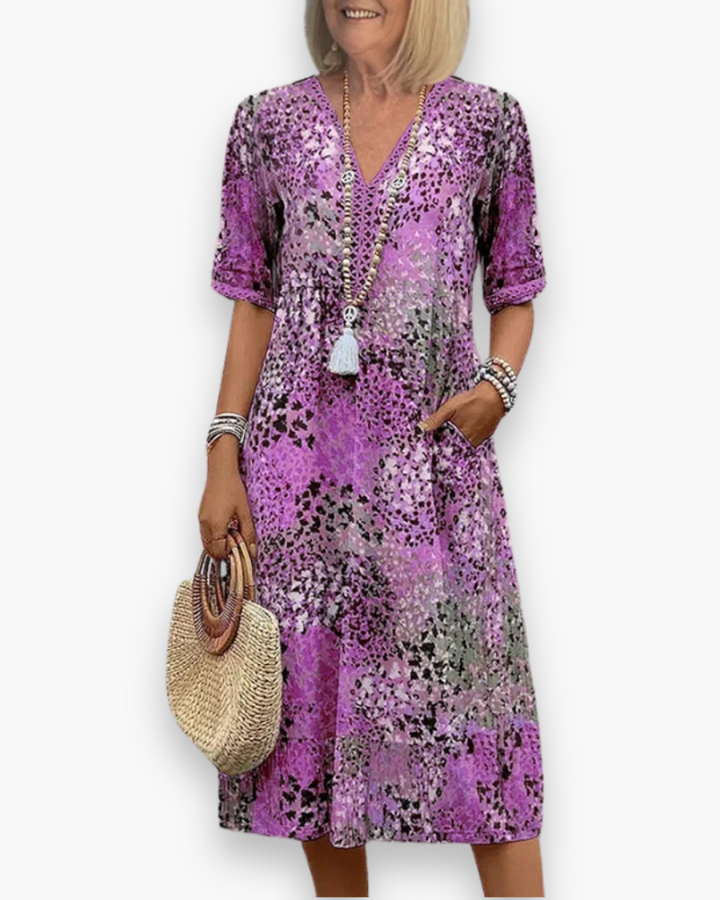 "Robe midi élégante pour femme avec imprimé raffiné, coupe flatteuse et poches pratiques, idéale pour toute occasion."