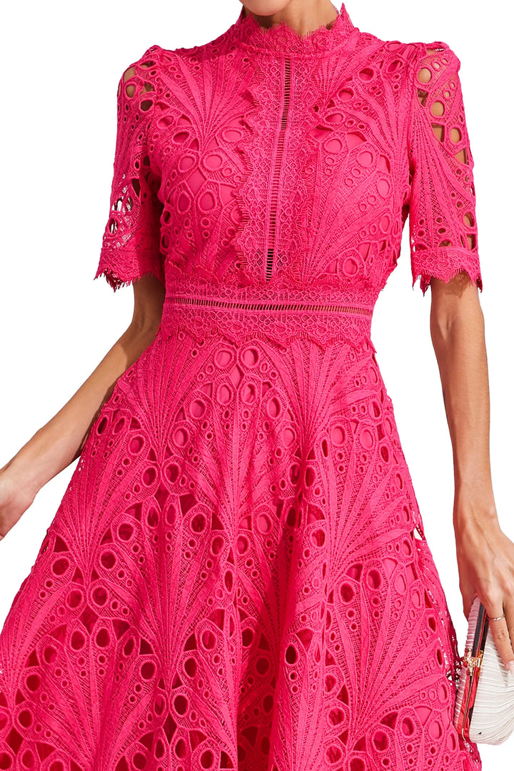 Robe midi en dentelle élégante, coupe flatteuse, longueur au-dessous du genou, parfaite pour femmes lors d'occasions spéciale
