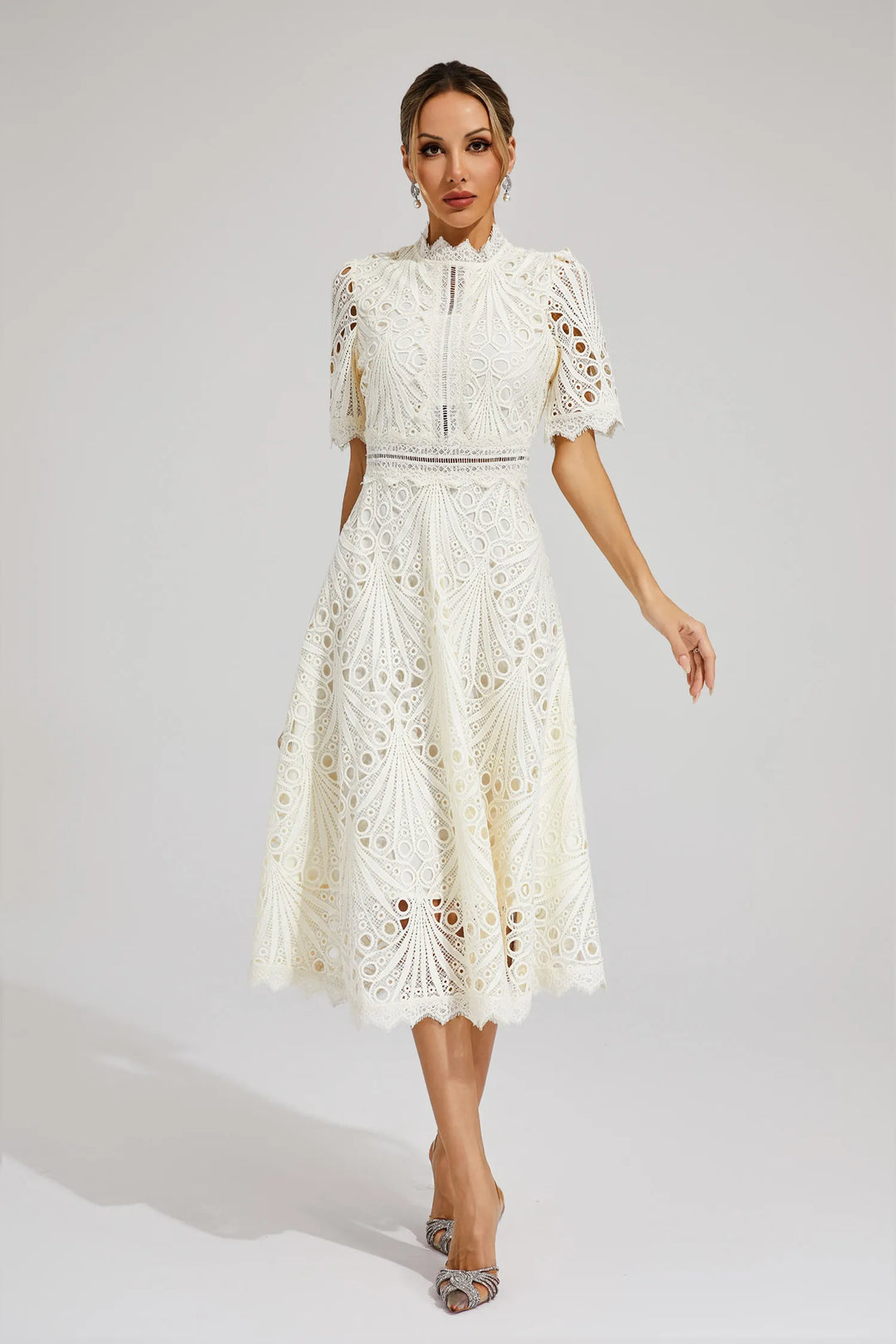 Robe midi en dentelle élégante, coupe flatteuse, longueur au-dessous du genou, parfaite pour femmes lors d'occasions spéciale