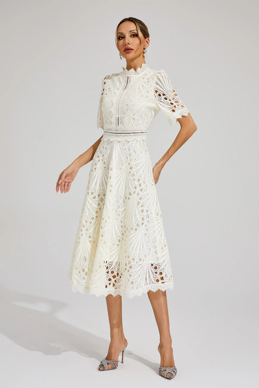 Robe midi en dentelle élégante, coupe flatteuse, longueur au-dessous du genou, parfaite pour femmes lors d'occasions spéciale