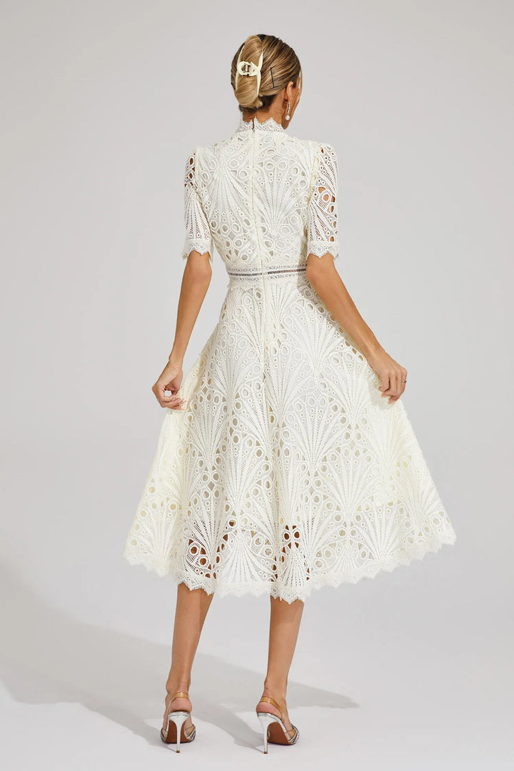 Robe midi en dentelle élégante, coupe flatteuse, longueur au-dessous du genou, parfaite pour femmes lors d'occasions spéciale