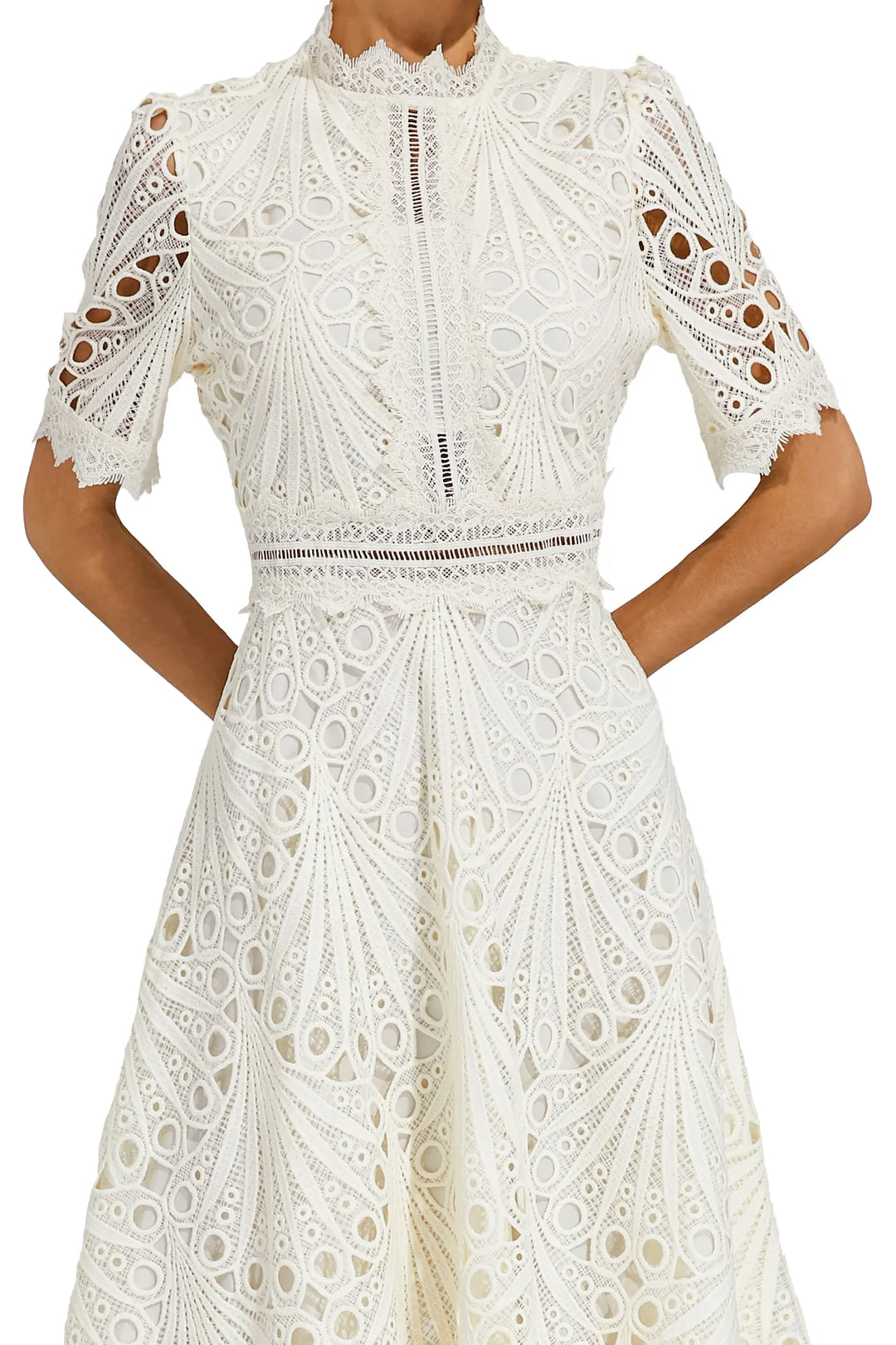 Robe midi en dentelle élégante, coupe flatteuse, longueur au-dessous du genou, parfaite pour femmes lors d'occasions spéciale