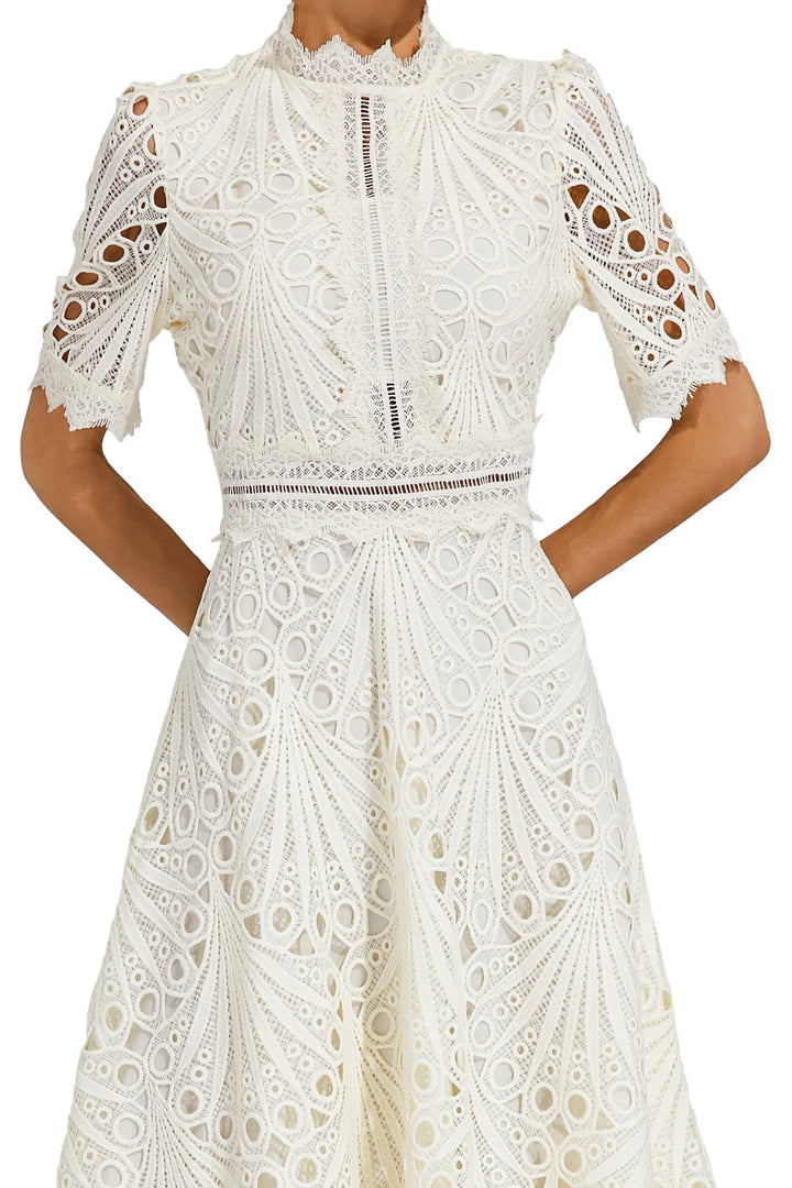 Robe midi en dentelle élégante, coupe flatteuse, longueur au-dessous du genou, parfaite pour femmes lors d'occasions spéciale