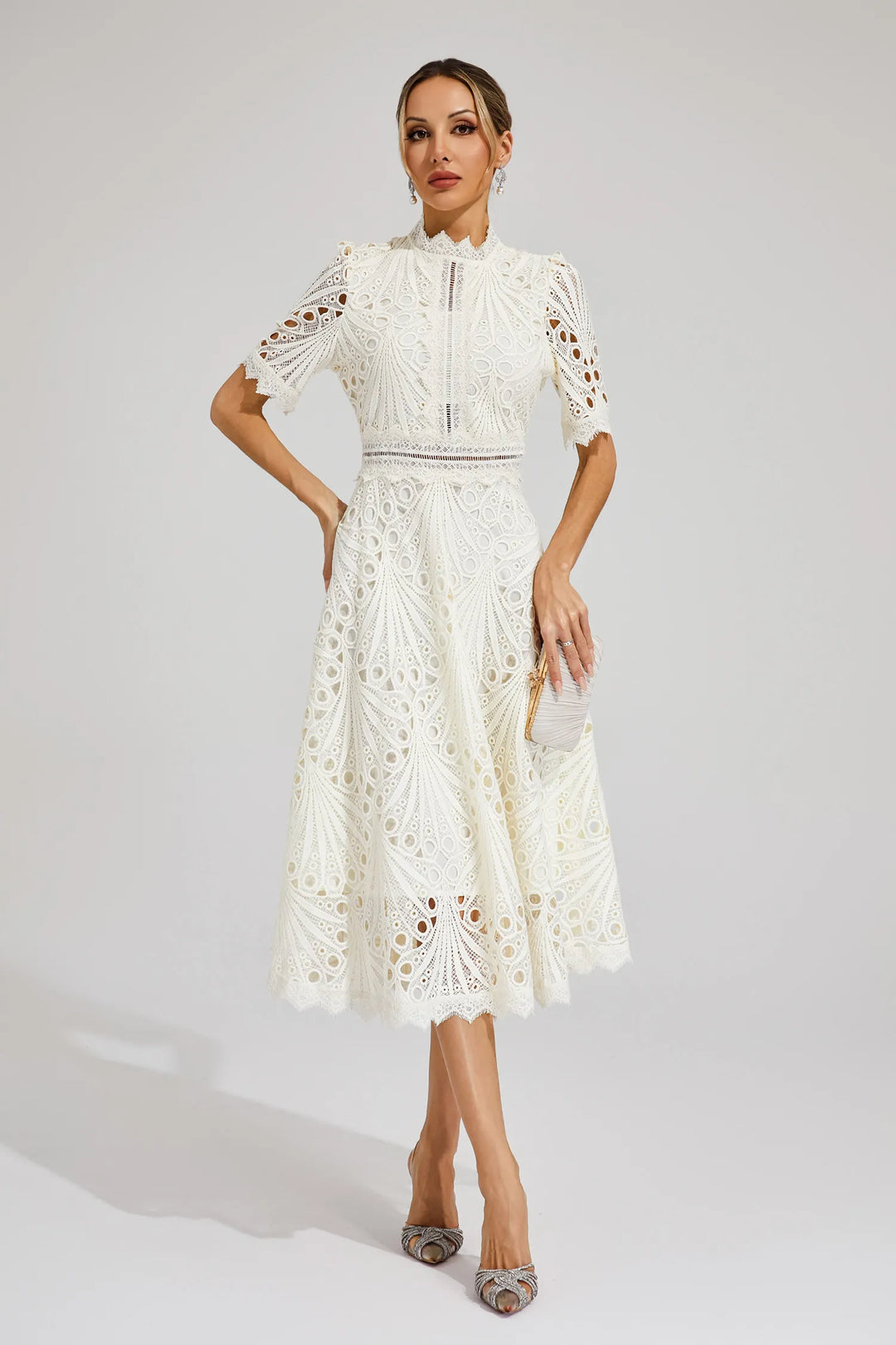 Robe midi en dentelle élégante, coupe flatteuse, longueur au-dessous du genou, parfaite pour femmes lors d'occasions spéciale
