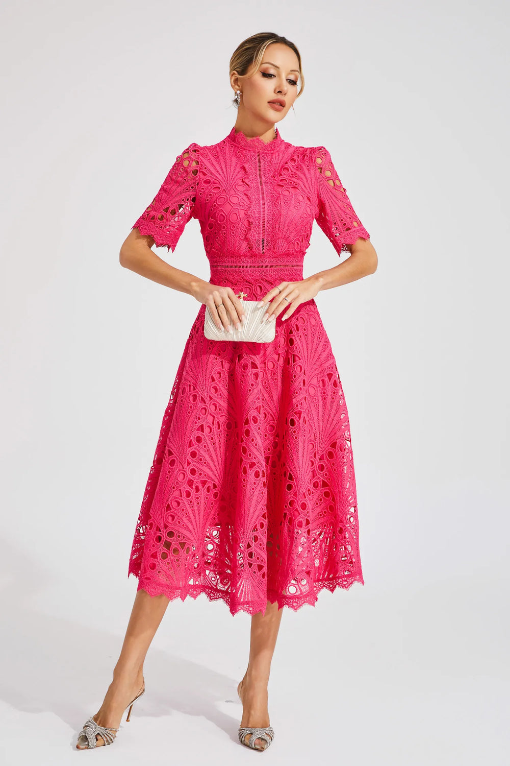 Robe midi en dentelle élégante, coupe flatteuse, longueur au-dessous du genou, parfaite pour femmes lors d'occasions spéciale
