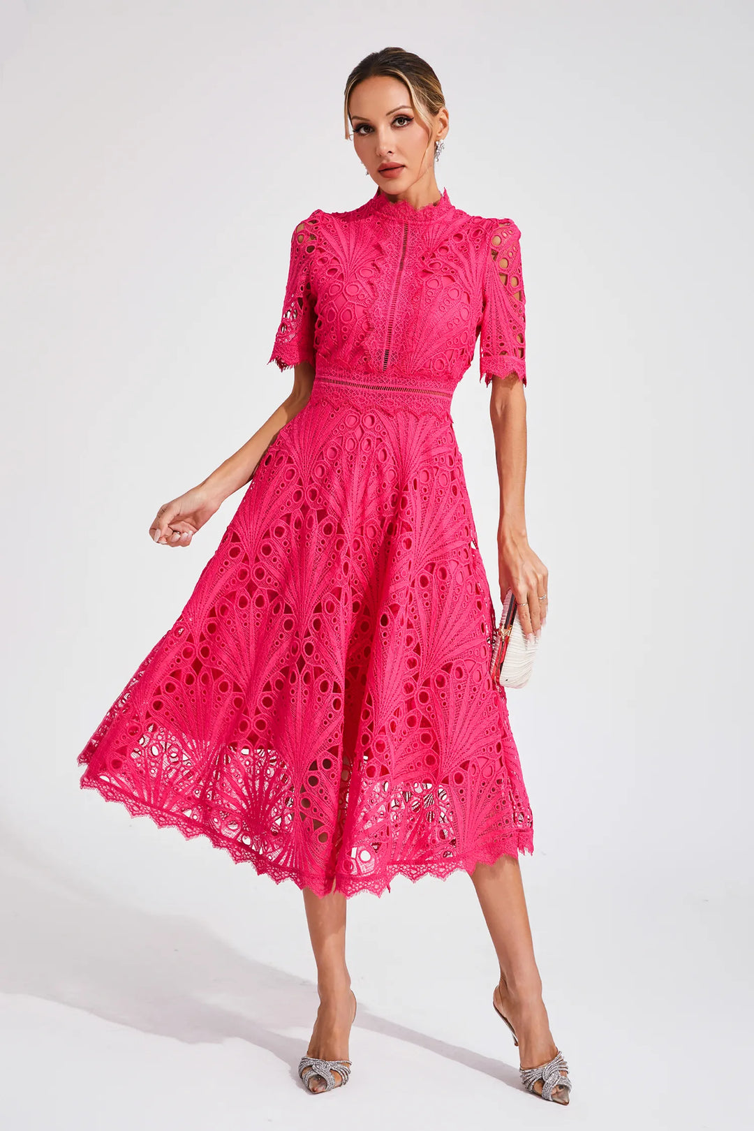 Robe midi en dentelle élégante, coupe flatteuse, longueur au-dessous du genou, parfaite pour femmes lors d'occasions spéciale