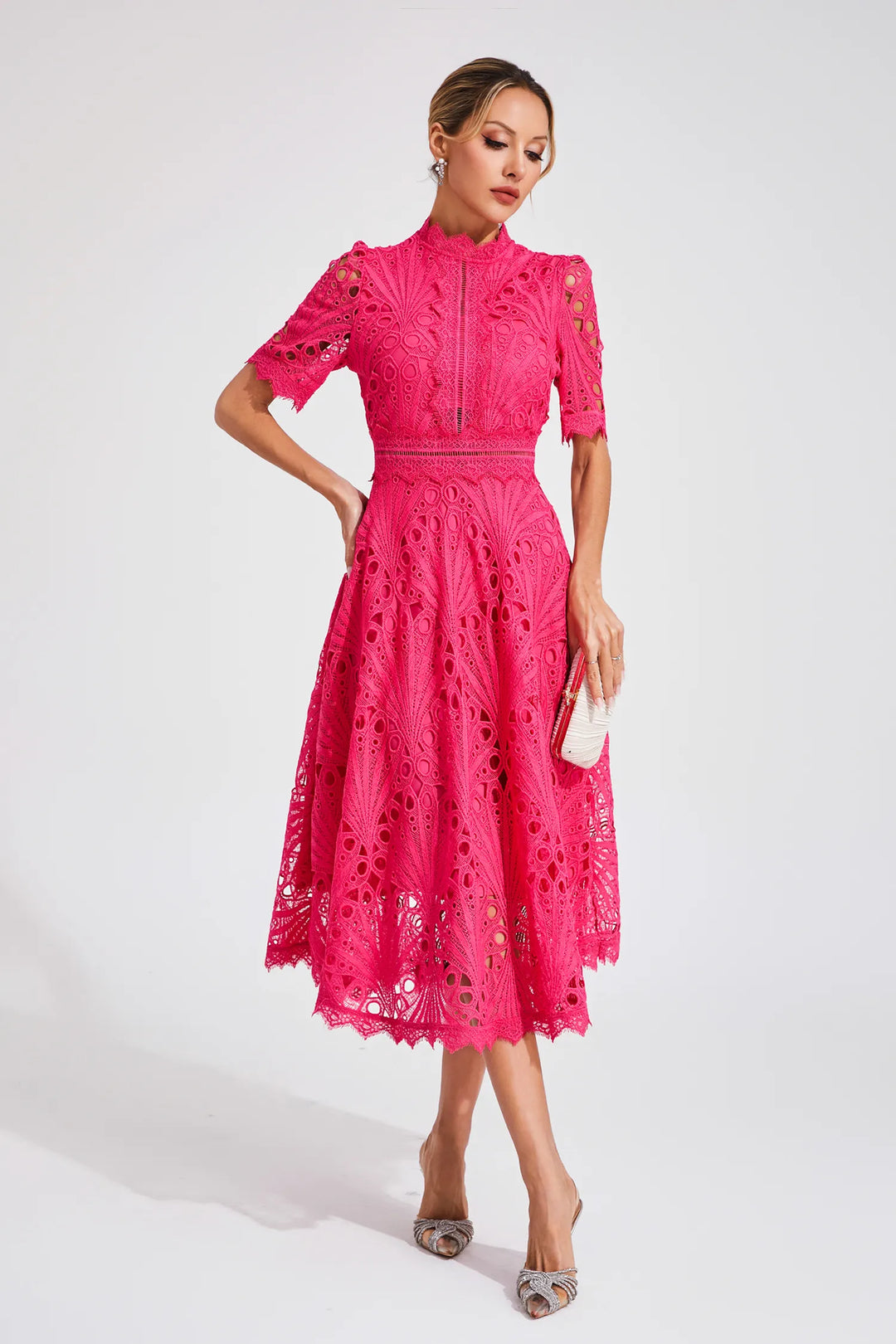 Robe midi en dentelle élégante, coupe flatteuse, longueur au-dessous du genou, parfaite pour femmes lors d'occasions spéciale
