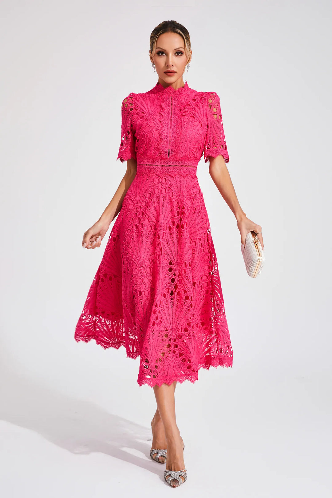 Robe midi en dentelle élégante, coupe flatteuse, longueur au-dessous du genou, parfaite pour femmes lors d'occasions spéciale