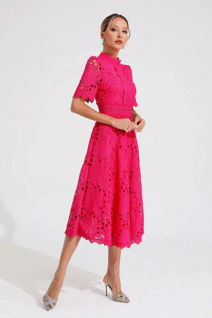 Robe midi en dentelle élégante, coupe flatteuse, longueur au-dessous du genou, parfaite pour femmes lors d'occasions spéciale