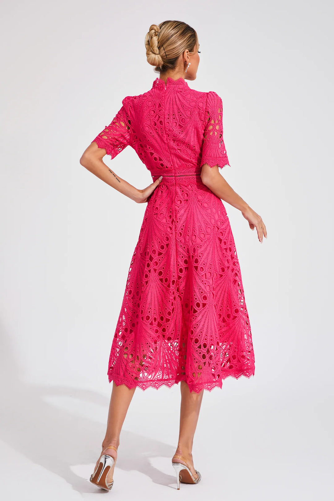 Robe midi en dentelle élégante, coupe flatteuse, longueur au-dessous du genou, parfaite pour femmes lors d'occasions spéciale