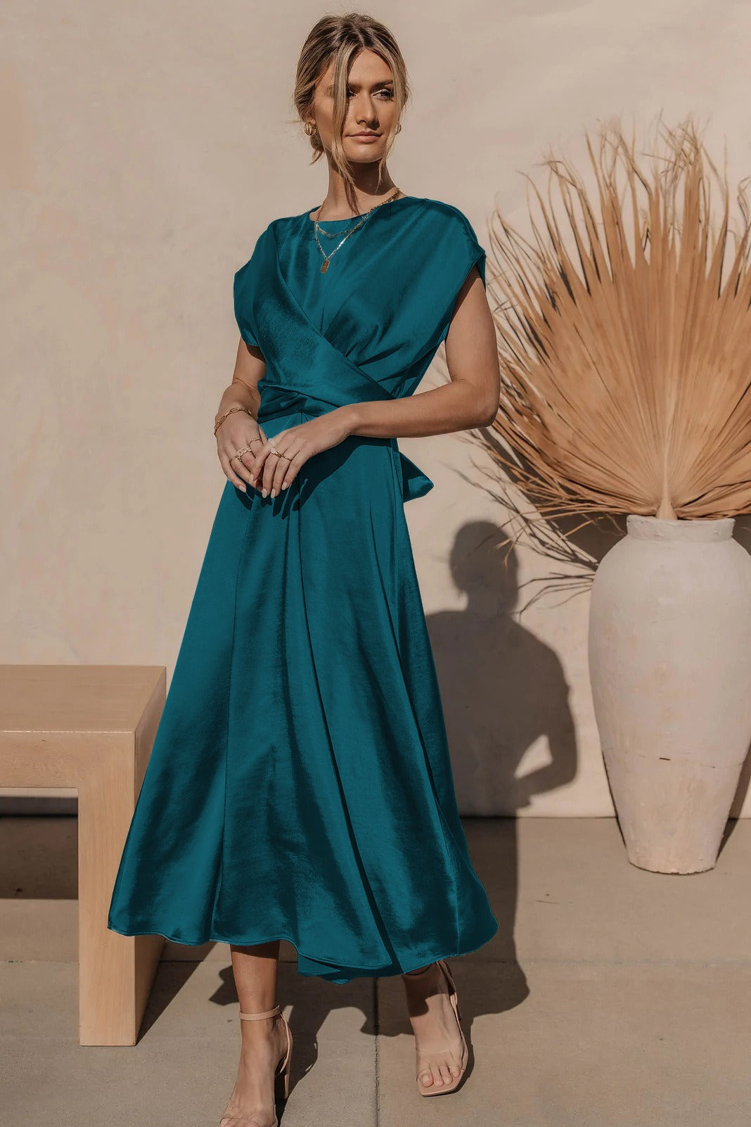 "Robe midi en soie claire pour femme, élégante et confortable, disponible en diverses couleurs luxueuses."