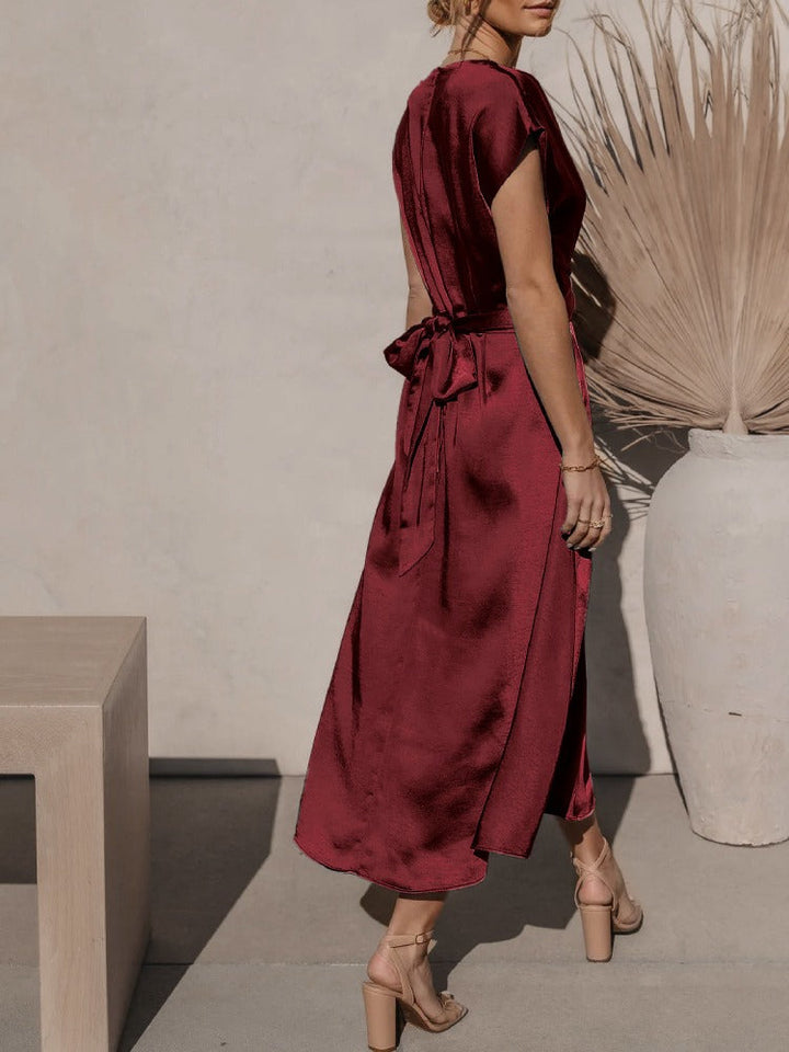 "Robe midi en soie claire pour femme, élégante et confortable, disponible en diverses couleurs luxueuses."