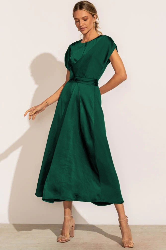 "Robe midi en soie claire pour femme, élégante et confortable, disponible en diverses couleurs luxueuses."