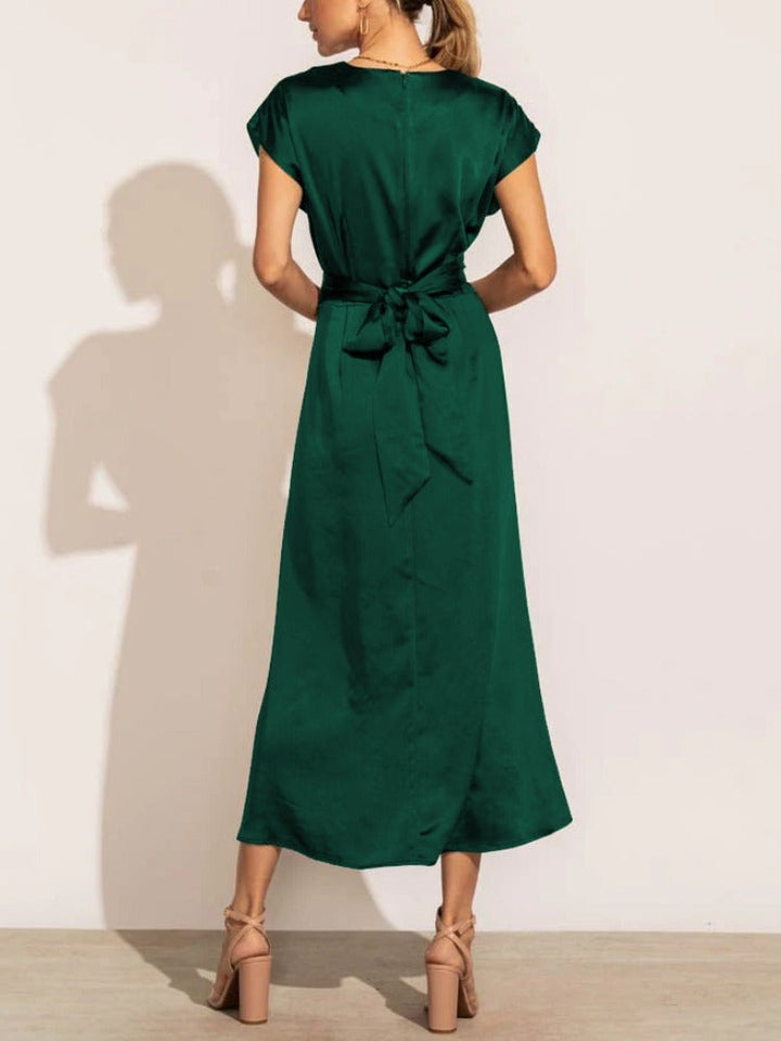 "Robe midi en soie claire pour femme, élégante et confortable, disponible en diverses couleurs luxueuses."