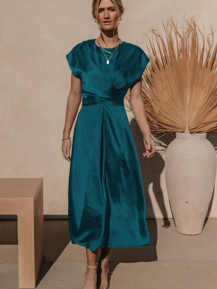 "Robe midi en soie claire pour femme, élégante et confortable, disponible en diverses couleurs luxueuses."