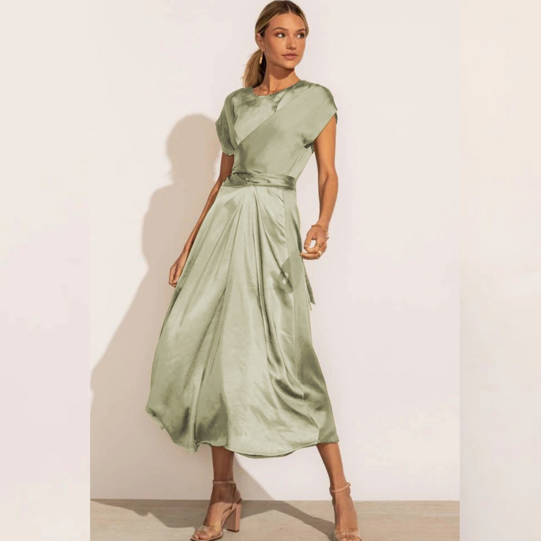 "Robe midi en soie claire pour femme, élégante et confortable, disponible en diverses couleurs luxueuses."
