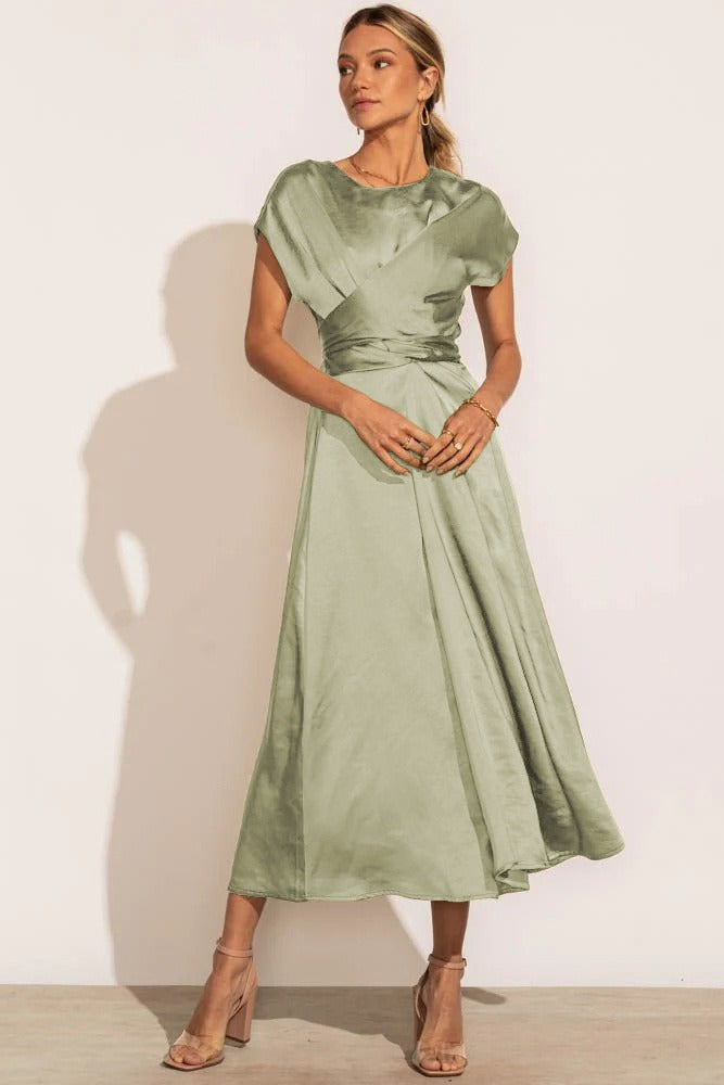 "Robe midi en soie claire pour femme, élégante et confortable, disponible en diverses couleurs luxueuses."
