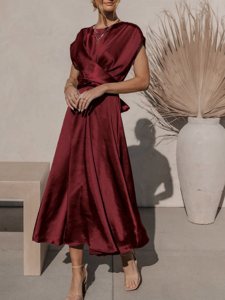 "Robe midi en soie claire pour femme, élégante et confortable, disponible en diverses couleurs luxueuses."