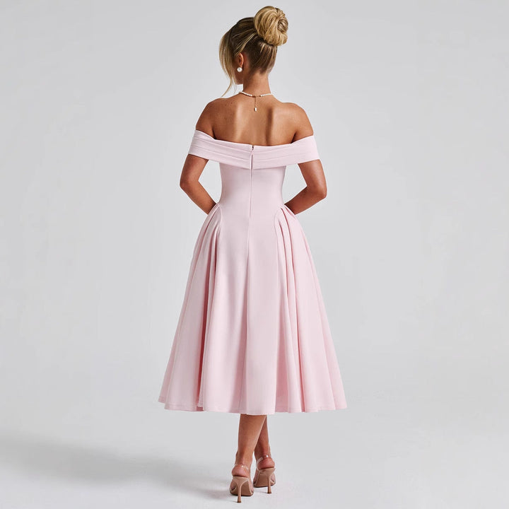 "Robe midi évasée, épaules dénudées, coupe cintrée, encolure bardot, fluide, élégance intemporelle, longueur mollet."