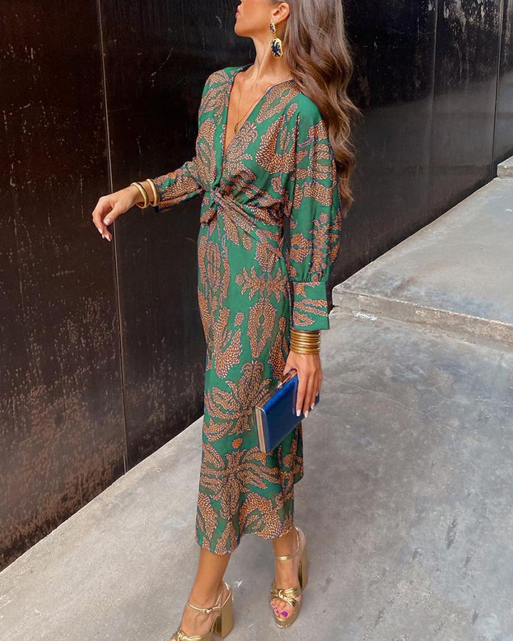 Robe femme sophistiquée à décolleté en V, longueur midi, coupe flatteuse. Parfaite pour une tenue de soirée.