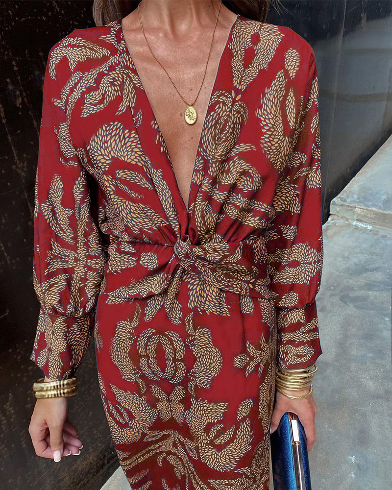 Robe de soirée rouge femme, coupe ajustée, décolleté en V. Tenue élégante et flatteuse pour cocktail.