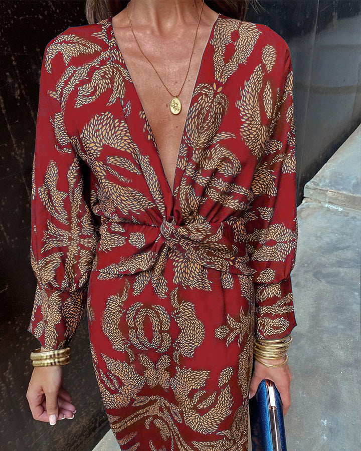 Robe de soirée rouge femme, coupe ajustée, décolleté en V. Tenue élégante et flatteuse pour cocktail.