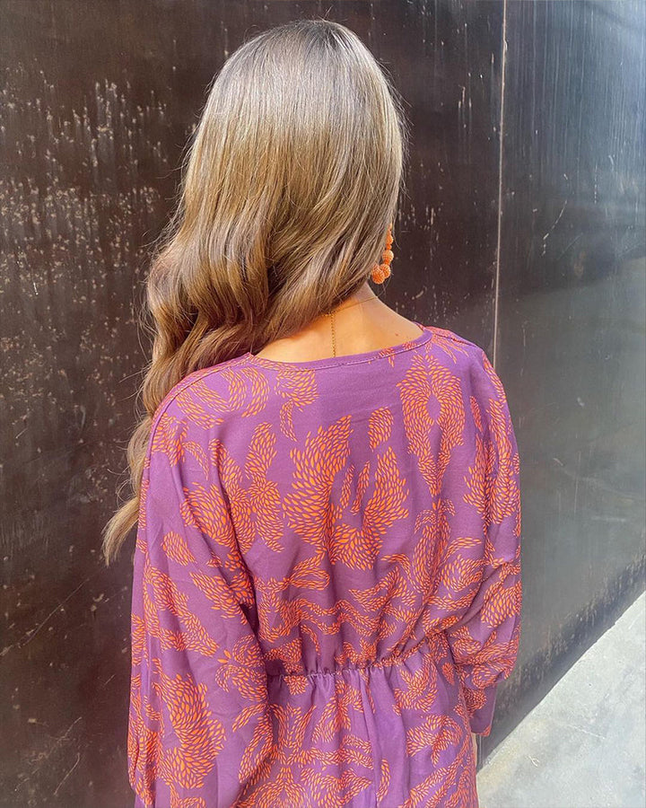 Robe femme chic avec décolleté en V, longueur midi, parfaite pour une soirée ou un événement spécial.