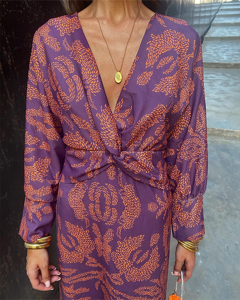 Robe ajustée femme à décolleté en V pour soirée. Tenue midi élégante et flatteuse, parfaite pour un bal.