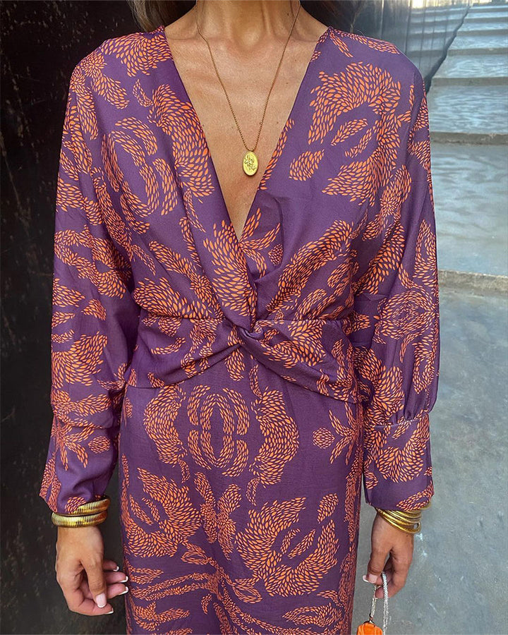 Robe ajustée femme à décolleté en V pour soirée. Tenue midi élégante et flatteuse, parfaite pour un bal.